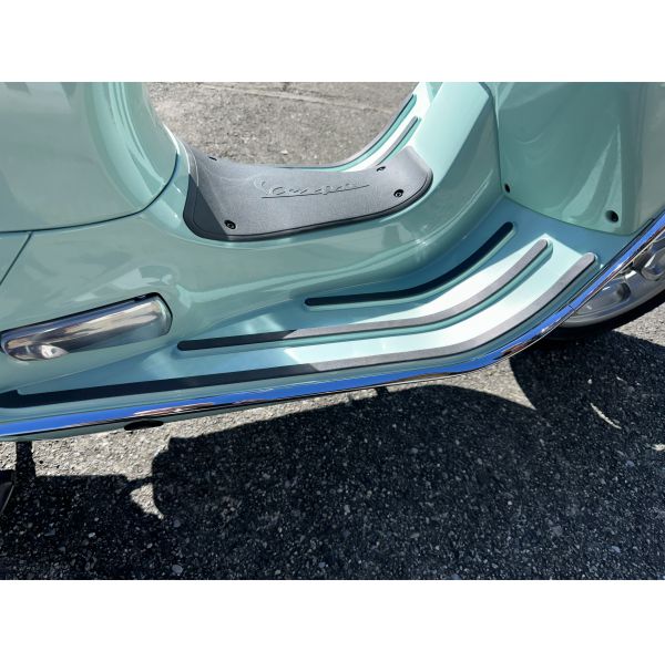 Transparente Schutzfolie für das Trittbrett einer Vespa GTS zum Schutz vor Kratzern