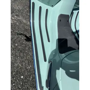 Transparente Schutzfolie für das Trittbrett einer Vespa GTS zum Schutz vor Kratzern